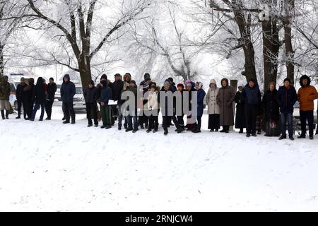 BISHKEK, 16 gennaio 2017 -- le persone locali si riuniscono sul luogo dell'incidente dell'aereo cargo Turkish Airlines vicino all'aeroporto internazionale Bishkek S Manas, in Kirghizistan, il 16 gennaio 2017. Un aereo cargo Turkish Airlines si è schiantato lunedì vicino all'aeroporto internazionale Manas del Kirghizistan, uccidendo almeno 32 persone, secondo il Ministero delle emergenze del paese. ) (Zhf) KYRGYZSTAN-BISHKEK-TURKISH AIRLINES-PLANE-CRASH RomanxGainanov PUBLICATIONxNOTxINxCHN Bishkek 16 gennaio 2017 celebrità locali si riuniscono PRESSO il luogo di collisione dell'aereo Turkish Airlines Cargo nei pressi dell'aeroporto internazionale Manas Di Bishkek in Kirghizistan IL gennaio Foto Stock