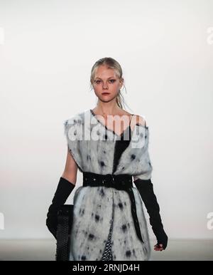 (170117) -- BERLINO, 17 gennaio 2017 -- Un modello mostra una creazione della disigner tedesca Dorothee Schumacher durante la settimana della moda di Berlino a Berlino, in Germania, il 17 gennaio 2017. ) (wtc) GERMANIA-BERLINO-SETTIMANA DELLA MODA-DOROTHEE SCHUMACHER ShanxYuqi PUBLICATIONxNOTxINxCHN Berlino 17 gennaio 2017 un modello espone una creazione del disign tedesco Dorothee Schumacher durante la settimana della moda di Berlino a Berlino Germania IL 17 gennaio 2017 WTC Germania Berlin Fashion Week Dorothee Schumacher PUBLICATIONxNOTxINxCHN Foto Stock