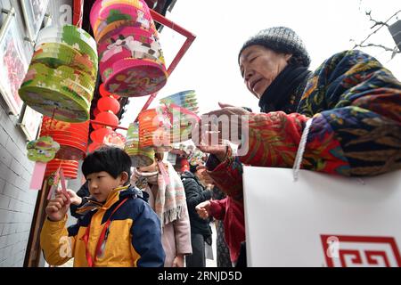 (170117) -- PECHINO, 17 gennaio 2017 -- la gente fa enigmi di parole sui termini cinesi Lunar Twenty-Four Solar in una fiera del tempio a Pechino, capitale della Cina, il 17 gennaio 2017. Durante i prossimi sei giorni, gli artisti folcloristici tradizionali presenteranno le loro opere e le loro tecniche di patrimonio culturale immateriale alla fiera del tempio. Li Xin) (wjl) CHINA-BEIJING-TEMPLE FAIR MOSTRA D'ARTE POPOLARE Lixin PUBLICATIONxNOTxINxCHN Pechino 17 gennaio 2017 celebrità fanno enigmi di parole sui termini cinesi Lunar Twenty Four Solar ALLA Fiera del Tempio a Pechino capitale della Cina IL 17 gennaio 2017 durante i prossimi sei giorni Arte Folcloristica tradizionale Foto Stock