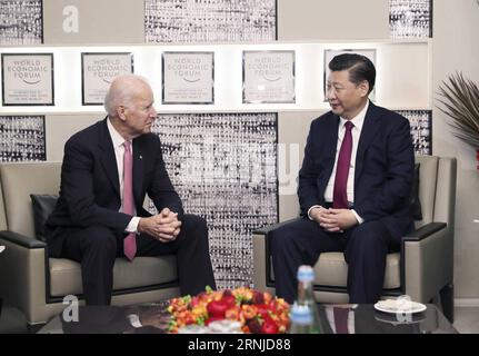 170117 - DAVOS, 17 gennaio 2017 - il presidente cinese Xi Jinping R incontra il vicepresidente degli Stati Uniti Joe Biden a Davos, in Svizzera, 17 gennaio 2017. Zyd SWITZERLAND-DAVOS-CHINA-XI JINPING-BIDEN-MEETING LanxHongguang PUBLICATIONxNOTxINxCHN Foto Stock