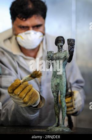 (170117) -- BURBANK, 17 gennaio 2017 -- Un operaio colora la statuetta di bronzo utilizzando il calore elevato durante il processo di produzione di fusione della statuetta di bronzo per il 23 ° annuale Screen Actors Guild (SAG) Awards a Burbank, California, Stati Uniti, il 17 gennaio 2017. La statuetta, nota come The Actor, fu originariamente progettata da Jim Heimann e Jim Barrett, e scolpita da Edward Saenz. È alto 40,6 cm (16 pollici) e pesa 5,4 kg (12 libbre). Dal 1° SAG Awards nel 1995, le statuette sono state prodotte dalla American fine Arts Foundry di Burbank. L'American fine Arts Foundry ha Foto Stock