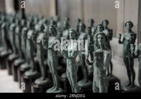 (170117) -- BURBANK, 17 gennaio 2017 -- foto scattata il 17 gennaio 2017 mostra le statuette dell'attore per il 23 ° annuale Screen Actors Guild (SAG) Awards esposti all'American fine Arts Foundry di Burbank, California, Stati Uniti. La statuetta, nota come The Actor, fu originariamente progettata da Jim Heimann e Jim Barrett, e scolpita da Edward Saenz. È alto 40,6 cm (16 pollici) e pesa 5,4 kg (12 libbre). Dal 1° SAG Awards nel 1995, le statuette sono state prodotte dalla American fine Arts Foundry di Burbank. L'American fine Arts Foundry ha realizzato quasi 1100 statuette in tot Foto Stock