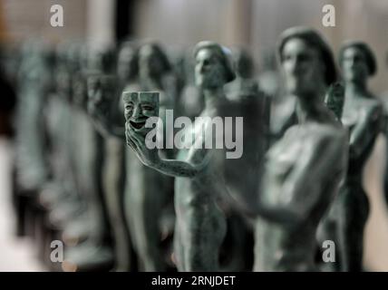 (170117) -- BURBANK, 17 gennaio 2017 -- foto scattata il 17 gennaio 2017 mostra le statuette dell'attore per il 23 ° annuale Screen Actors Guild (SAG) Awards esposti all'American fine Arts Foundry di Burbank, California, Stati Uniti. La statuetta, nota come The Actor, fu originariamente progettata da Jim Heimann e Jim Barrett, e scolpita da Edward Saenz. È alto 40,6 cm (16 pollici) e pesa 5,4 kg (12 libbre). Dal 1° SAG Awards nel 1995, le statuette sono state prodotte dalla American fine Arts Foundry di Burbank. L'American fine Arts Foundry ha realizzato quasi 1100 statuette in tot Foto Stock