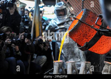 (170117) -- BURBANK, 17 gennaio 2017 -- i lavoratori versano il bronzo fuso negli stampi durante il processo di produzione di fusione della statuetta di bronzo per il 23 ° annuale Screen Actors Guild (SAG) Awards a Burbank, California, Stati Uniti, il 17 gennaio 2017. La statuetta, nota come The Actor, fu originariamente progettata da Jim Heimann e Jim Barrett, e scolpita da Edward Saenz. È alto 40,6 cm (16 pollici) e pesa 5,4 kg (12 libbre). Dal 1° SAG Awards nel 1995, le statuette sono state prodotte dalla American fine Arts Foundry di Burbank. L'American fine Arts Foundry ne ha realizzati quasi 1100 Foto Stock