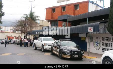 (170118) -- MONTERREY (MESSICO), 18 gennaio 2017 -- foto scattata con un dispositivo mobile mostra persone che si riuniscono al di fuori della American School of the Northeast, dove si è svolta una sparatoria, a Monterrey, nello stato di Nuevo Leon, in Messico, il 18 gennaio, 2017. almeno cinque persone, tra cui quattro adolescenti e un insegnante, sono rimaste gravemente ferite all'inizio di mercoledì, dopo che uno studente ha aperto il fuoco nella sua classe nella scuola privata. ) MESSICO-MONTERREY-SCHOOL-SHOOTING Str PUBLICATIONxNOTxINxCHN Monterrey Messico 18 gennaio 2017 foto scattata con un dispositivo mobile mostra le celebrità che si radunano fuori dalla American School of the Foto Stock