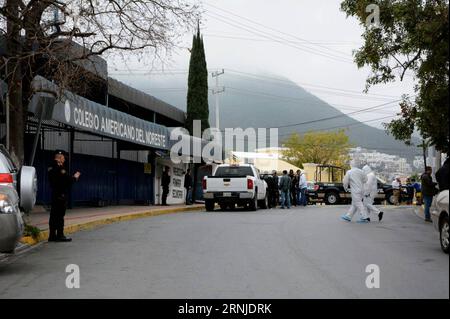 (170118) -- MONTERREY (MESSICO), 18 gennaio 2017 -- le persone si riuniscono fuori dalla American School of the Northeast dove si è verificata una sparatoria a Monterrey, nello stato di Nuevo Leon, Messico, il 18 gennaio 2017. Almeno cinque persone, tra cui quattro adolescenti e un insegnante, sono rimaste gravemente ferite all'inizio di mercoledì, dopo che uno studente ha aperto il fuoco nella loro classe nella scuola privata. ) MESSICO-MONTERREY-SCHOOL-SHOOTING STR PUBLICATIONxNOTxINxCHN Monterrey Messico 18 gennaio 2017 celebrità si riuniscono fuori dalla American School of the Northeast dove si è verificato un tiro a Monterrey Nuevo Leon State Messico IL 18 gennaio 201 Foto Stock