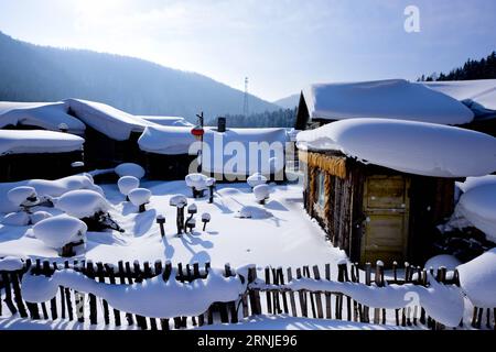 (170119) -- MUDANJIANG, 19 gennaio 2017 -- foto scattata il 19 gennaio 2017 mostra case nel punto panoramico di Xuexiang, Mudanjiang, provincia di Heilongjiang nella Cina nordorientale. Coperto di neve per sette mesi all'anno, lo straordinario paesaggio di Xuexiang attira molti turisti. (zx) CINA-HEILONGJIANG-TURISMO INVERNALE (CN) ChuxYang PUBLICATIONxNOTxINxCHN Mudanjiang 19 gennaio 2017 foto scattata IL 19 gennaio 2017 mostra case in Xuexiang Scenic Spot Mudanjiang provincia di Heilongjiang della Cina nord-orientale coperta di neve per sette MESI all'anno lo straordinario paesaggio di Xuexiang Scenic Spot attira molti visitatori Foto Stock