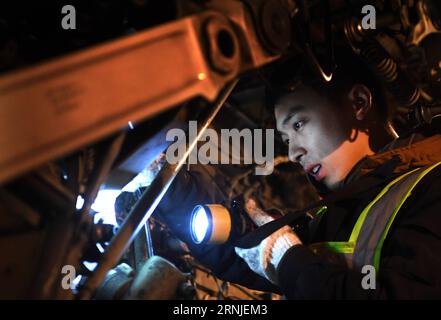 (170120)-- WUHAN, 20 gennaio 2017 -- Un ingegnere meccanico della China Southern Airlines esamina un aereo a Wuhan, capitale della provincia di Hubei della Cina centrale, 20 gennaio 2017. Al fine di garantire la sicurezza e l'efficienza dei voli durante la corsa al Festival primaverile, gli ingegneri meccanici di China Southern Airlines hanno lavorato giorno e notte per esaminare gli aerei dall'inizio della corsa di viaggio. ) (Xzy) CHINA-SPRING FESTIVAL-TRAVEL RUSH-AIRPLANES (CN) ChengxMin PUBLICATIONxNOTxINxCHN Wuhan 20 gennaio 2017 un ingegnere meccanico di China Southern Airlines esamina un aereo a Wuhan capitale di C. Foto Stock