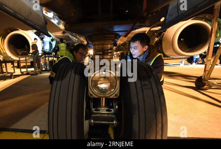(170120)-- WUHAN , 20 gennaio 2017 -- ingegneri meccanici di China Southern Airlines esaminano i meccanismi di atterraggio di un Boeing 737 a Wuhan, capitale della provincia di Hubei della Cina centrale, 20 gennaio 2017. Al fine di garantire la sicurezza e l'efficienza dei voli durante la corsa al Festival primaverile, gli ingegneri meccanici di China Southern Airlines hanno lavorato giorno e notte per esaminare gli aerei dall'inizio della corsa di viaggio. ) (Xzy) CHINA-SPRING FESTIVAL-TRAVEL RUSH-AIRPLANES (CN) ChengxMin PUBLICATIONxNOTxINxCHN Wuhan 20 gennaio 2017 ingegneri meccanici di China Southern Airlines esaminano la LAN Foto Stock