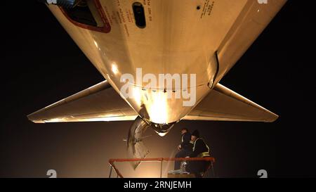 (170120)-- WUHAN , 20 gennaio 2017 -- ingegneri meccanici di China Southern Airlines esaminano un Boeing 737 a Wuhan, capitale della provincia di Hubei della Cina centrale, 20 gennaio 2017. Al fine di garantire la sicurezza e l'efficienza dei voli durante la corsa al Festival primaverile, gli ingegneri meccanici di China Southern Airlines hanno lavorato giorno e notte per esaminare gli aerei dall'inizio della corsa di viaggio. ) (Xzy) CHINA-SPRING FESTIVAL-TRAVEL RUSH-AIRPLANES (CN) ChengxMin PUBLICATIONxNOTxINxCHN Wuhan 20 gennaio 2017 ingegneri meccanici di China Southern Airlines esaminano un Boeing 737 a Wuhan capita Foto Stock