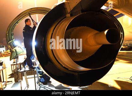 (170120)-- WUHAN , 20 gennaio 2017 -- Un ingegnere meccanico della China Southern Airlines esamina il motore di un Boeing 737 a Wuhan, capitale della provincia di Hubei della Cina centrale, 20 gennaio 2017. Al fine di garantire la sicurezza e l'efficienza dei voli durante la corsa al Festival primaverile, gli ingegneri meccanici di China Southern Airlines hanno lavorato giorno e notte per esaminare gli aerei dall'inizio della corsa di viaggio. ) (Xzy) CHINA-SPRING FESTIVAL-TRAVEL RUSH-AIRPLANES (CN) ChengxMin PUBLICATIONxNOTxINxCHN Wuhan 20 gennaio 2017 un ingegnere meccanico di China Southern Airlines esamina il motore Foto Stock