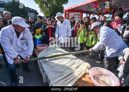 (170120) -- HANGZHOU, 20 gennaio 2017 -- la gente locale prepara torte di riso nella città di Tangqi, a Hangzhou, nella provincia dello Zhejiang nella Cina orientale, 20 gennaio 2017. Xiaonian, il 23° giorno del 12° mese del calendario lunare tradizionale cinese, cade il 20 gennaio di quest'anno. La gente del posto e i turisti accolgono il prossimo Capodanno lunare scrivendo distici del Festival di Primavera e preparando piatti tradizionali, tra cui torte di riso, riso appiccicoso alla zucca e sculture di riso. ) (kn) CHINA-HANGZHOU-SPRING FESTIVAL-TRADITIONAL FOOD (CN) XuxYu PUBLICATIONxNOTxINxCHN Hangzhou 20 gennaio 2017 celebrità locali preparano torte di riso a Tangqi Foto Stock