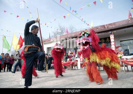 (170120) -- PINGLIANG, 20 gennaio 2017 -- gli abitanti del villaggio eseguono la danza del leone durante uno spettacolo di arte popolare nel villaggio di Jiulong, Pingliang City, provincia del Gansu della Cina nord-occidentale, 20 gennaio 2017. Gli abitanti del villaggio hanno tenuto uno spettacolo d'arte popolare per celebrare lo Xiaonian, che cade venerdì di quest'anno e segna l'inizio del conto alla rovescia per il Festival di Primavera. ) (wyo) CHINA-GANSU-XIAONIAN-PERFORMANCE (CN) YangxXin PUBLICATIONxNOTxINxCHN Pingliang 20 gennaio 2017 gli abitanti del villaggio eseguono la danza del leone durante uno spettacolo di arte popolare nel villaggio di Jiulong nella città di Pingliang nella provincia del Gansu della Cina nord-occidentale 20 gennaio 2017 eroe degli abitanti del villaggio locale Foto Stock