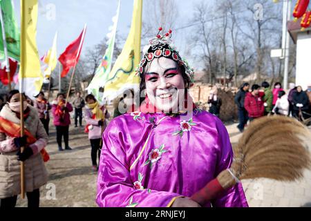 (170120) -- PINGLIANG, 20 gennaio 2017 -- Un abitante del villaggio che indossa un costume tradizionale si esibisce durante uno spettacolo di arte popolare nel villaggio di Jiulong, Pingliang City, provincia del Gansu della Cina nord-occidentale, 20 gennaio 2017. Gli abitanti del villaggio hanno tenuto uno spettacolo d'arte popolare per celebrare lo Xiaonian, che cade venerdì di quest'anno e segna l'inizio del conto alla rovescia per il Festival di Primavera. ) (wyo) CHINA-GANSU-XIAONIAN-PERFORMANCE (CN) YangxXin PUBLICATIONxNOTxINxCHN Pingliang 20 gennaio 2017 un villaggio che indossa costume tradizionale si esibisce durante uno spettacolo di arte popolare nel villaggio di Jiulong nella città di Pingliang nella Cina nordoccidentale Del Gansu Prov Foto Stock