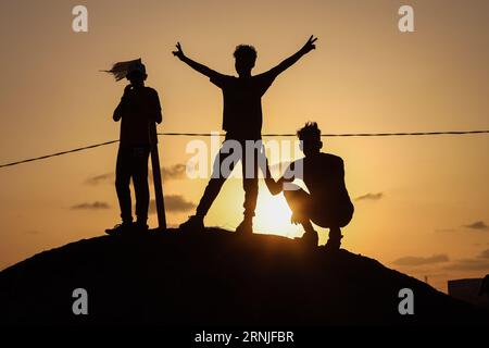 Gaza, Gaza, Palestina. 1 settembre 2023. Ragazzo palestinese in piedi vicino alla recinzione di separazione e alzando il segno della vittoria (immagine di credito: © Saher Alghorra/ZUMA Press Wire) SOLO USO EDITORIALE! Non per USO commerciale! Foto Stock