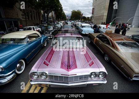 San Jose, California, USA. 1 settembre 2023. Dozzine di auto low rider sono state esposte su Santa Clara St di fronte al municipio di San Jose per celebrare il primo anniversario dell'abrogazione della legge sulla non crociere della città. La legge era determinata ad essere discriminatoria nei confronti della comunità dei ciclisti chicano. (Immagine di credito: © Neal Waters/ZUMA Press Wire) SOLO USO EDITORIALE! Non per USO commerciale! Foto Stock