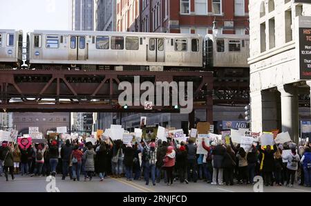 (170121) -- CHICAGO, 21 gennaio 2017 -- le persone prendono parte alla marcia delle donne per protestare contro il presidente degli Stati Uniti Donald Trump a Chicago, negli Stati Uniti, il 21 gennaio 2017. Circa 250.000 persone hanno aderito alla marcia delle donne a Chicago sabato, secondo gli organizzatori. ) USA-CHICAGO-ANTI-TRUMP PROTESTA WangxPing PUBLICATIONxNOTxINxCHN Chicago 21 gennaio 2017 celebrità prendono parte alla marcia delle donne per protestare contro il presidente degli Stati Uniti Donald Trump a Chicago gli Stati Uniti IL 21 gennaio 2017 circa 250 000 celebrità hanno aderito alla Women S March a Chicago sabato secondo The Organizers U s Chicago Foto Stock