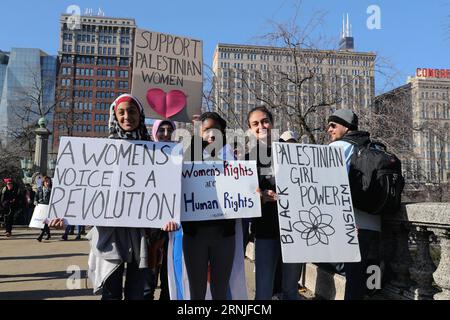 (170121) -- CHICAGO, 21 gennaio 2017 -- le persone prendono parte alla marcia delle donne per protestare contro il presidente degli Stati Uniti Donald Trump a Chicago, negli Stati Uniti, il 21 gennaio 2017. Circa 250.000 persone hanno aderito alla marcia delle donne a Chicago sabato, secondo gli organizzatori. ) USA-CHICAGO-ANTI-TRUMP PROTESTA WangxPing PUBLICATIONxNOTxINxCHN Chicago 21 gennaio 2017 celebrità prendono parte alla marcia delle donne per protestare contro il presidente degli Stati Uniti Donald Trump a Chicago gli Stati Uniti IL 21 gennaio 2017 circa 250 000 celebrità hanno aderito alla Women S March a Chicago sabato secondo The Organizers U s Chicago Foto Stock