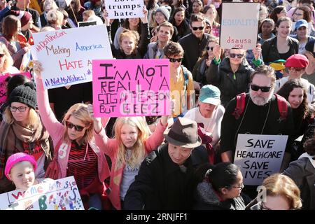 (170121) -- CHICAGO, 21 gennaio 2017 -- le persone prendono parte alla marcia delle donne per protestare contro il presidente degli Stati Uniti Donald Trump a Chicago, negli Stati Uniti, il 21 gennaio 2017. Circa 250.000 persone hanno aderito alla marcia delle donne a Chicago sabato, secondo gli organizzatori. ) USA-CHICAGO-ANTI-TRUMP PROTESTA WangxPing PUBLICATIONxNOTxINxCHN Chicago 21 gennaio 2017 celebrità prendono parte alla marcia delle donne per protestare contro il presidente degli Stati Uniti Donald Trump a Chicago gli Stati Uniti IL 21 gennaio 2017 circa 250 000 celebrità hanno aderito alla Women S March a Chicago sabato secondo The Organizers U s Chicago Foto Stock