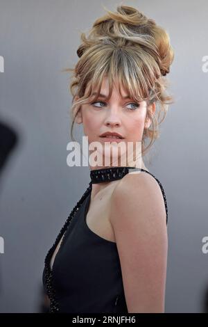 Venezia, Italia. 1 settembre 2023. VENEZIA, ITALIA - 01 SETTEMBRE: Barbara Palvin partecipa al Red carpet per il film "Poor Things" alla 80° Mostra Internazionale d'Arte cinematografica di Venezia, il 1° settembre 2023. Credito: dpa/Alamy Live News Foto Stock