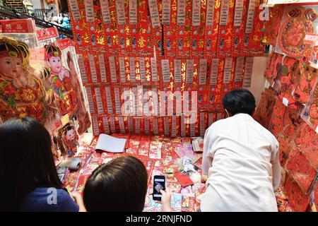 (170122) -- BANGKOK, 22 gennaio 2017 -- i clienti guardano distici e altri oggetti decorativi per il prossimo Capodanno lunare cinese in una bancarella nella Chinatown di Bangkok, Thailandia, 22 gennaio 2017. Le vendite di decorazioni festive a Chinatown di Bangkok sono aumentate nel periodo precedente il Capodanno lunare cinese, che cade il 28 gennaio 2017. ) (zw) THAILANDIA-BANGKOK-CHINATOWN-LUNAR NUOVO ANNO-DECORAZIONE-VENDITA LixMangmang PUBLICATIONxNOTxINxCHN Bangkok 22 gennaio 2017 i clienti guardano distici e altri elementi decorativi per il prossimo Capodanno lunare cinese IN una stalla di strada in Cina Foto Stock