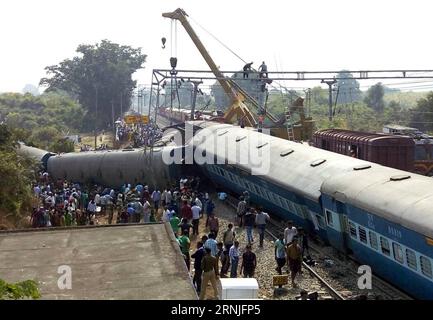 Themen der Woche Bilder des Tages (170122) -- VIZIANAGARAM, 22 gennaio 2017 -- foto scattata il 22 gennaio 2017 mostra il sito dell'incidente deragliabile avvenuto nel distretto di Vizianagaram, stato indiano sud-orientale dell'Andhra Pradesh. Almeno 32 persone sono state uccise e più di 55 altre ferite dopo che un treno passeggeri è deragliato nello stato indiano meridionale dell'Andhra Pradesh sabato sera tardi, un alto funzionario ferroviario ha detto domenica. )(gl) INDIA-VIZIANAGARAM-TRENO-DERAIL INCIDENTE Stringer PUBLICATIONxNOTxINxCHN argomenti la settimana immagini il giorno 22 gennaio 2017 foto scattata IL 22 gennaio 2017 mostra il sito di Th Foto Stock