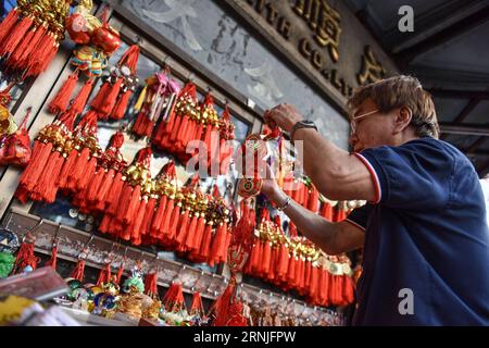 (170122) -- BANGKOK, 22 gennaio 2017 -- Un proprietario di bancarelle si prepara a vendere oggetti decorativi per il prossimo Capodanno lunare cinese nella Chinatown di Bangkok, Thailandia, 22 gennaio 2017. Le vendite di decorazioni festive a Chinatown di Bangkok sono aumentate nel periodo precedente il Capodanno lunare cinese, che cade il 28 gennaio 2017. ) (zw) THAILAND-BANGKOK-CHINATOWN-LUNAR NEW YEAR-DECORATION-SALES LixMangmang PUBLICATIONxNOTxINxCHN Bangkok 22 gennaio 2017 un proprietario di una stalla di strada si prepara a vendere articoli decorativi per il prossimo Capodanno lunare cinese nella città cinese di Bangkok Paese tailandese 2 gennaio Foto Stock