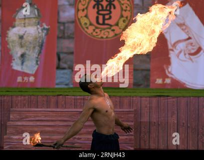(170126) - CHANGSHA, 26 gennaio 2017 -- un attore esegue un fuoco sputato in una fiera del tempio nella città di Changsha, nella provincia di Hunan, nella Cina centrale, 26 gennaio 2017. La fiera del tempio del festival è iniziata giovedì qui, e durerà fino all'11 febbraio. ) (Lb) CHINA-HUNAN-CHANGSHA-FESTIVAL TEMPLE FAIR (CN) LixGa PUBLICATIONxNOTxINxCHN Changsha gennaio 26 2017 all'attore esegue lo sputo di fuoco in una Fiera del Tempio nella provincia di Hunan della città di Changsha, nella Cina centrale, gennaio 26 2017 la Fiera del Tempio del Festival è iniziata qui giovedì e verrà caricata fino all'11 febbraio LB China Hunan Changsha Festival Temple Fair CN LixGa PUBLICATIONxNOTxINxCHN Foto Stock