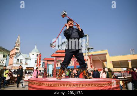 (170126) - CHANGSHA, 26 gennaio 2017 -- un attore esegue acrobazie in una fiera del tempio nella città di Changsha, nella provincia di Hunan della Cina centrale, 26 gennaio 2017. La fiera del tempio del festival è iniziata giovedì qui, e durerà fino all'11 febbraio. ) (Lb) CHINA-HUNAN-CHANGSHA-FESTIVAL TEMPLE FAIR (CN) LixGa PUBLICATIONxNOTxINxCHN Changsha gennaio 26 2017 all'attore esegue acrobazie IN una Fiera del Tempio nella provincia di Hunan della città di Changsha, nella Cina centrale, gennaio 26 2017 la Fiera del Tempio del Festival è iniziata qui giovedì e verrà caricata fino all'11 febbraio LB China Hunan Changsha Festival Temple Fair CN LixGa PUBLICATIONxNOTxINxCHN Foto Stock