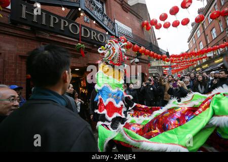 La gente guarda la danza dei leoni a Chinatown durante la celebrazione del Capodanno lunare cinese a Londra, in Gran Bretagna, il 29 gennaio 2017. ) BRITAIN-LONDON-CHINESE LUNAR NEW YEAR-PARADE TimxIreland PUBLICATIONxNOTxINxCHN Celebrities Watch Lion Dance in China Town durante la celebrazione del Capodanno lunare cinese a Londra Gran Bretagna IL 29 2017 gennaio Regno Unito Londra Chinese Lunar New Year Parade TimxIreland PUBLICATIONXINxCHN Foto Stock