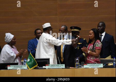 ADDIS ABEBA, presidente del Ciad e presidente a rotazione dell'Unione africana (UA), Idriss Deby (fronte 2° L), saluta il neoeletto presidente a rotazione dell'UA Alpha Conde, che è anche presidente della Repubblica di Guinea, durante il 28° vertice dell'UA ad Addis Abeba, Etiopia, il 30 gennaio 2017. Il summit della 28esima UA ha aperto lunedì. Ha anche eletto Alpha Conde per una presidenza a rotazione dell'UA. ) ETIOPIA-ADDIS ABEBA-IL 28° VERTICE dell'UA-PRESIDENTE A ROTAZIONE APPENA ELETTO LixBaishun PUBLICATIONxNOTxINxCHN Addis Abeba Presidente del Ciad e Presidente dell'Unione Africana Au sedia rotante persona Idriss Deby 2° l fronte saluta neo elettr Foto Stock