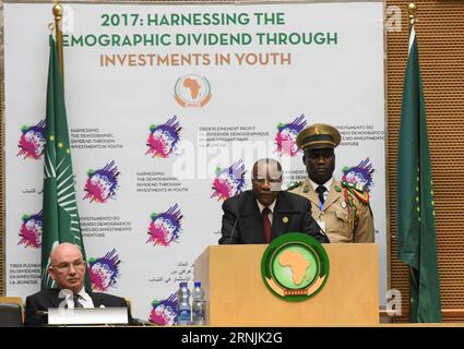 (170131) --?ADDIS?ABEBA, 31 gennaio 2017 -- il neoeletto presidente a rotazione dell'Unione africana,?Presidente della Repubblica di Guinea,?Alpha Conde (R, fronte) parla alla conclusione del 28° vertice dell'Unione africana a?Addis?Abeba, capitale dell'Etiopia, 31 gennaio 2017. Alti funzionari neoeletti della Commissione dell'Unione africana (UA), tra cui il presidente e il vicepresidente della Commissione UA, hanno prestato giuramento martedì alla conclusione del 28° vertice UA nella capitale etiope?Addis Abeba.?) ETIOPIA-ADDIS ABEBA-28ESIMO VERTICE dell'UA-CHIUSURA LixBaishun PUBLICATIONxNOTxINxCHN Addis Abeba Foto Stock