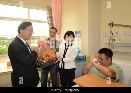 (170201) -- KOTA KINABALU, 1 febbraio 2017 -- l'ambasciatore cinese in Malesia Huang Huikang (1st L) visita i turisti cinesi salvati in un ospedale a Kota Kinabalu, Malesia, il 1 febbraio 2017. Mercoledì l'ambasciatore cinese in Malesia Huang Huikang ha esortato le autorità malesi a continuare la ricerca delle persone scomparse della barca turistica che si è capovolta nelle acque al largo dello stato malese orientale di Sabah.) MALESIA-KOTA KINABALU-BARCA SOMMERSA-RICERCA-CONTINUANDO XuexFei PUBLICATIONxNOTxINxCHN Kota Kinabalu 1 febbraio 2017 Ambasciatore cinese in Malesia Huang Huikang 1° l visita la Res Foto Stock