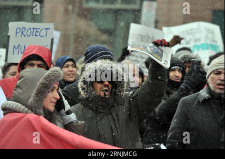 Anschlag in Quebec - Pro-muslimische Demonstration (170205) -- MONTREAL, 4 febbraio 2017 -- la gente va in strada per mostrare solidarietà alla comunità musulmana di Quebec City, dove sei musulmani sono stati uccisi in un attacco terroristico domenica scorsa, a Montreal, Canada, 4 febbraio 2017. ) (Sxk) CANADA-MONTREAL-QUEBEC TERRORIST ATTACK-RALLY KadrixMohamed PUBLICATIONxNOTxINxCHN Stop in Quebec pro Muslim Demonstration Montreal 4 febbraio 2017 celebrità si recano in strada per mostrare solidarietà con la comunità musulmana di Quebec City, dove sei celebrità musulmane sono state UCCISE in un attacco terroristico Load Sunda Foto Stock