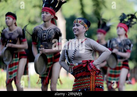 (170205) -- PASAY CITY (FILIPPINE), 5 febbraio 2017 -- i ballerini si esibiscono durante il Pasinaya 2017 al Cultural Center of the Philippines a Pasay City, Filippine, 5 febbraio 2017. L'annuale Pasinaya è considerato il più grande festival multiartistico del paese, che offre più di 300 spettacoli di musica, teatro, danza, arti visive, film, e letteratura. )(yy) FILIPPINE-PASAY CITY-PASINAYA FESTIVAL RouellexUmali PUBLICATIONxNOTxINxCHN Pasay City Filippine 5 febbraio 2017 i ballerini si esibiscono durante il Pasinaya 2017 PRESSO il Centro culturale delle Filippine a Pasay City Filippine 5 febbraio Foto Stock