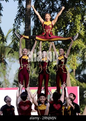 (170205) -- PASAY CITY (FILIPPINE), 5 febbraio 2017 -- Cheerleaders si esibiscono durante il Pasinaya 2017 al Cultural Center of the Philippines a Pasay City, nelle Filippine, 5 febbraio 2017. L'annuale Pasinaya è considerato il più grande festival multiartistico del paese, che offre più di 300 spettacoli di musica, teatro, danza, arti visive, film, e letteratura. )(yy) FILIPPINE-PASAY CITY-PASINAYA FESTIVAL RouellexUmali PUBLICATIONxNOTxINxCHN Pasay City Filippine 5 febbraio 2017 i cheerleader si esibiscono durante il Pasinaya 2017 AL Centro culturale delle Filippine a Pasay City The Philipp Foto Stock