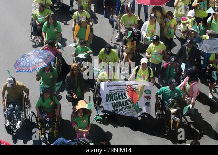 (170205) -- PASAY CITY, 5 febbraio 2017 -- le persone partecipano all'evento Angels Walk for Autism in Pasay City, Filippine, 5 febbraio 2017. Più di 15.000 volontari, persone con autismo e altri sostenitori della consapevolezza dell'autismo hanno partecipato all'evento in osservanza della Philippine National Autism Consciousness Week dal 5 all'11 febbraio 2017. L'evento ha lo scopo di ispirare la consapevolezza, l'accettazione e l'inclusione delle persone con autismo nella società. ) (zy) FILIPPINE-PASAY CITY-ANGELS WALK FOR AUTISM RouellexUmali PUBLICATIONxNOTxINxCHN Pasay City 5 febbraio 2017 celebrità partecipano all'evento Ang Foto Stock