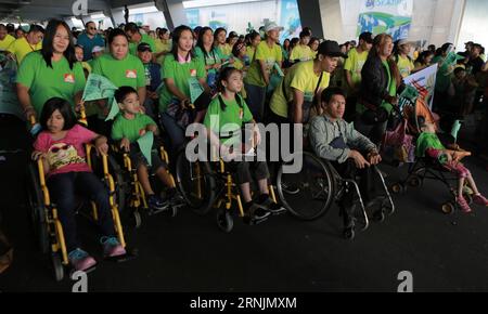 (170205) -- PASAY CITY, 5 febbraio 2017 -- le persone partecipano all'evento Angels Walk for Autism in Pasay City, Filippine, 5 febbraio 2017. Più di 15.000 volontari, persone con autismo e altri sostenitori della consapevolezza dell'autismo hanno partecipato all'evento in osservanza della Philippine National Autism Consciousness Week dal 5 all'11 febbraio 2017. L'evento ha lo scopo di ispirare la consapevolezza, l'accettazione e l'inclusione delle persone con autismo nella società. ) (zy) FILIPPINE-PASAY CITY-ANGELS WALK FOR AUTISM RouellexUmali PUBLICATIONxNOTxINxCHN Pasay City 5 febbraio 2017 celebrità partecipano all'evento Ang Foto Stock