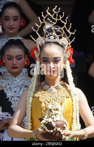 Ballerina tradizionale indonesiana con abiti tradizionali Foto Stock