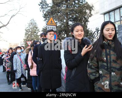 (170206) -- PECHINO, 6 febbraio 2017 -- candidati in coda per entrare nella sala d'esame fuori dalla Central Academy of Drama di Pechino, capitale della Cina, 6 febbraio 2017. L'esame annuale di ingresso della Central Academy of Drama è iniziato lunedì. I candidati per la prestazione maggiore dell'accademia hanno preso parte all'esame per candidarsi a 50 posti vacanti. )(mcg) CHINA-BEIJING-ART PROFESSIONAL-EXAM (CN) LiuxXianguo PUBLICATIONxNOTxINxCHN Pechino febbraio 6 2017 candidati coda per entrare nella sala d'esame al di fuori dell'Accademia centrale di recitazione a Pechino capitale della Cina febbraio 6 2017 l'esame annuale d'ingresso del Centro Foto Stock