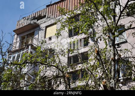 Un edificio di appartamenti visto danneggiato dai bombardamenti russi a Huliaipole. Nell'Oblast di Zaporizhzhia, gli scioperi russi hanno ferito una donna di 52 anni e un uomo di 67 anni a Huliaipole, il governatore Yurii Malashko Said. Malashko ha aggiunto che gli attacchi russi hanno colpito 21 insediamenti in tutta la regione nell'ultimo giorno (agosto 31). Huliaipole si trova vicino al fronte nella regione di Zaporizhzhia, che ha visto pesanti combattimenti durante la controffensiva Ucraina contro le forze russe. La città ha subito quotidianamente attacchi di razzi e artiglieria da parte delle forze russe. Foto Stock