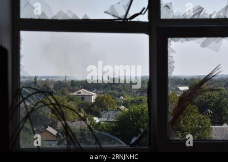 Il fumo si vede dopo il bombardamento russo in arrivo a Huliaipole. Nell'Oblast di Zaporizhzhia, gli scioperi russi hanno ferito una donna di 52 anni e un uomo di 67 anni a Huliaipole, il governatore Yurii Malashko Said. Malashko ha aggiunto che gli attacchi russi hanno colpito 21 insediamenti in tutta la regione nell'ultimo giorno (agosto 31). Huliaipole si trova vicino al fronte nella regione di Zaporizhzhia, che ha visto pesanti combattimenti durante la controffensiva Ucraina contro le forze russe. La città ha subito quotidianamente attacchi di razzi e artiglieria da parte delle forze russe. Foto Stock