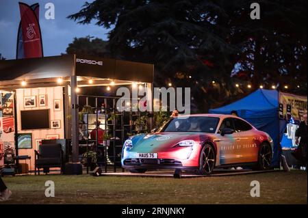 Londra, Regno Unito. 1 settembre 2023. Un colorato modello Porsche è esposto al Pub in the Park di Chiswick, West London. Cristina Massei/Alamy Live News Foto Stock