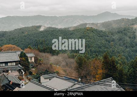 Vista del monte Yoshino e del vecchio villaggio in autunno a Nara, Giappone Foto Stock