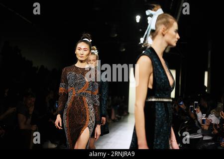 (170210) -- NEW YORK, 10 febbraio 2017 -- Models presentano creazioni di LANYU durante la New York Fashion Week a New York, negli Stati Uniti, il 10 febbraio 2017. ) U.S.-NEW YORK-FASHION WEEK-LANYU WuxRong PUBLICATIONxNOTxINxCHN 170210 New York Feb 10 2017 Models presentano Creations of Lanyu durante la New York Fashion Week a New York negli Stati Uniti IL 10 febbraio 2017 U S New York Fashion Week Lanyu WuxRong PUBLICATIONxNOTxINxCHN Foto Stock