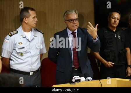 Brasilien: Gewalt im Bundesstaat Espirito Santo wegen Streik der Militärpolizei eskaliert ESPIRITO SANTO, 10 febbraio 2017 -- il segretario della pubblica sicurezza di Espirito Santo Andre Garcia (C) e il comandante in capo della polizia militarizzata Nylton Rodrigues (L) partecipano a una conferenza stampa a Vitoria, capitale dello stato di Espirito Santo, Brasile, 10 febbraio 2017. Il governo dello stato brasiliano di Espirito Santo potrebbe cercare di incriminare 703 poliziotti militari per ammutinamento, ha detto venerdì. La mossa è arrivata quasi una settimana dopo che circa 10.000 agenti di polizia sono andati in sciopero il 4 febbraio, causando un'ondata a viole Foto Stock