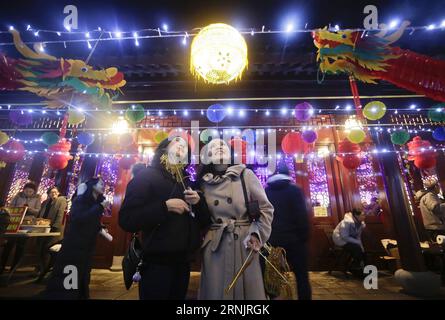 VANCOUVER, 10 febbraio 2017 -- la gente guarda le decorazioni delle lanterne allo Yuan Xiao Festival di Vancouver, Canada, 10 febbraio 2017. Centinaia di lanterne furono esposte alla Chinatown di Vancouver per celebrare il Festival di Yuan Xiao, chiamato anche Festival delle Lanterne cinesi. )(yk) CANADA-VANCOUVER-CHINESE LANTERN FESTIVAL Liangxsen PUBLICATIONxNOTxINxCHN Vancouver 10 febbraio 2017 celebrità Guarda le decorazioni delle Lanterne ALLO Yuan Xiao Festival a Vancouver Canada 10 febbraio 2017 centinaia di Lanterne sono state esposte ALLA China Town di Vancouver per celebrare il Festival di Yuan Xiao che È quindi c Foto Stock