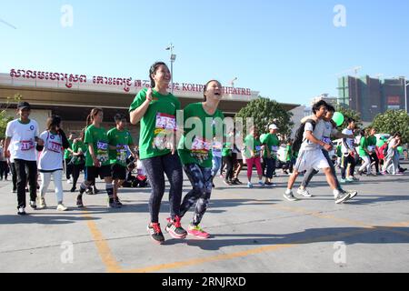 (170212) -- PHNOM PENH, 12 febbraio 2017 -- le persone partecipano all'evento Run for Love presso il complesso Diamond Island a Phnom Penh, Cambogia, 12 febbraio 2017. La Cambogia ha organizzato un evento Run for Love domenica per sensibilizzare il giorno di San Valentino, che cade il 14 febbraio. ) (Zxj) CAMBOGIA-PHNOM PENH-FUN RUN Sovannara PUBLICATIONxNOTxINxCHN Phnom Penh 12 febbraio 2017 celebrità partecipano all'evento Run for Love AL Diamond Iceland Complex di Phnom Penh Cambogia 12 febbraio 2017 la Cambogia ha organizzato un evento Run for Love domenica per sensibilizzare il giorno di San Valentino che cade 14 febbraio Cambogia Phnom Pen Foto Stock