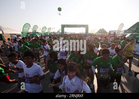 (170212) -- PHNOM PENH, 12 febbraio 2017 -- le persone partecipano all'evento Run for Love presso il complesso Diamond Island a Phnom Penh, Cambogia, 12 febbraio 2017. La Cambogia ha organizzato un evento Run for Love domenica per sensibilizzare il giorno di San Valentino, che cade il 14 febbraio. ) (Zxj) CAMBOGIA-PHNOM PENH-FUN RUN Sovannara PUBLICATIONxNOTxINxCHN Phnom Penh 12 febbraio 2017 celebrità partecipano all'evento Run for Love AL Diamond Iceland Complex di Phnom Penh Cambogia 12 febbraio 2017 la Cambogia ha organizzato un evento Run for Love domenica per sensibilizzare il giorno di San Valentino che cade 14 febbraio Cambogia Phnom Pen Foto Stock