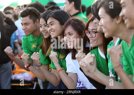 (170212) -- PHNOM PENH, 12 febbraio 2017 -- le persone partecipano all'evento Run for Love presso il complesso Diamond Island a Phnom Penh, Cambogia, 12 febbraio 2017. La Cambogia ha organizzato un evento Run for Love domenica per sensibilizzare il giorno di San Valentino, che cade il 14 febbraio. ) (Zxj) CAMBOGIA-PHNOM PENH-FUN RUN Sovannara PUBLICATIONxNOTxINxCHN Phnom Penh 12 febbraio 2017 celebrità partecipano all'evento Run for Love AL Diamond Iceland Complex di Phnom Penh Cambogia 12 febbraio 2017 la Cambogia ha organizzato un evento Run for Love domenica per sensibilizzare il giorno di San Valentino che cade 14 febbraio Cambogia Phnom Pen Foto Stock